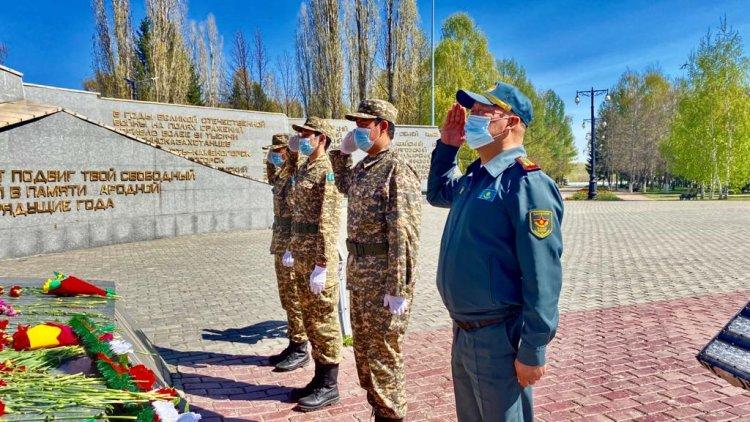 «Ардагерлерді ардақтайық!» возложение цветов к памятным местам учащимися клубов и классов «Жас Сарбаз»